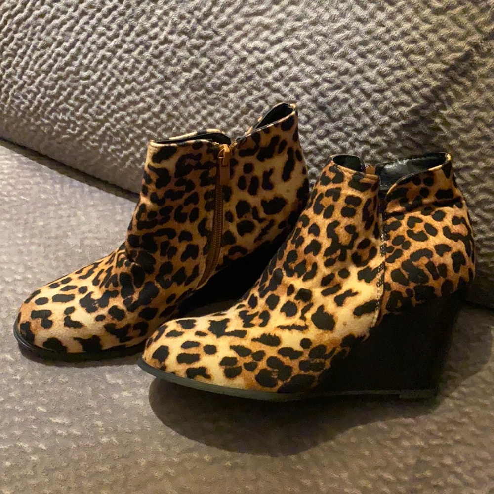 Leopard wedge boot